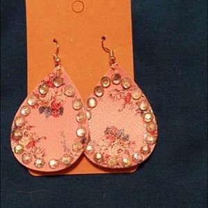 Single layer earring